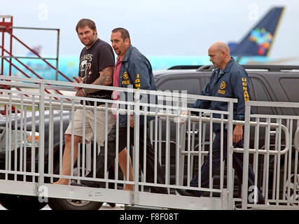 Fort Lauderdale, Florida, USA. 8. Dezember 2015. Shawn Wegmann, wollte für Schusswaffen Gebühren in Iowa, USA Flüchtling wird durch die U.S. Marshals Service am Flughafen Fort Lauderale/Hollywood gebracht, nach der Rückkehr aus Kuba. Bildnachweis: ZUMA Press, Inc./Alamy Live-Nachrichten Stockfoto