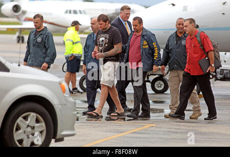 Fort Lauderdale, Florida, USA. 8. Dezember 2015. Shawn Wegmann, wollte für Schusswaffen Gebühren in Iowa, USA Flüchtling wird durch die U.S. Marshals Service am Flughafen Fort Lauderale/Hollywood gebracht, nach der Rückkehr aus Kuba. Bildnachweis: ZUMA Press, Inc./Alamy Live-Nachrichten Stockfoto