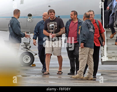 Fort Lauderdale, Florida, USA. 8. Dezember 2015. Shawn Wegmann, wollte für Schusswaffen Gebühren in Iowa, USA Flüchtling wird durch die U.S. Marshals Service am Flughafen Fort Lauderale/Hollywood gebracht, nach der Rückkehr aus Kuba. Bildnachweis: ZUMA Press, Inc./Alamy Live-Nachrichten Stockfoto