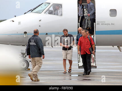 Fort Lauderdale, Florida, USA. 8. Dezember 2015. Shawn Wegmann, wollte für Schusswaffen Gebühren in Iowa, USA Flüchtling wird durch die U.S. Marshals Service am Flughafen Fort Lauderale/Hollywood gebracht, nach der Rückkehr aus Kuba. Bildnachweis: ZUMA Press, Inc./Alamy Live-Nachrichten Stockfoto