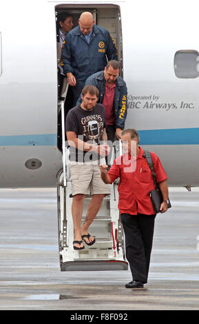 Fort Lauderdale, Florida, USA. 8. Dezember 2015. Shawn Wegmann, wollte für Schusswaffen Gebühren in Iowa, USA Flüchtling wird durch die U.S. Marshals Service am Flughafen Fort Lauderale/Hollywood gebracht, nach der Rückkehr aus Kuba. Bildnachweis: ZUMA Press, Inc./Alamy Live-Nachrichten Stockfoto