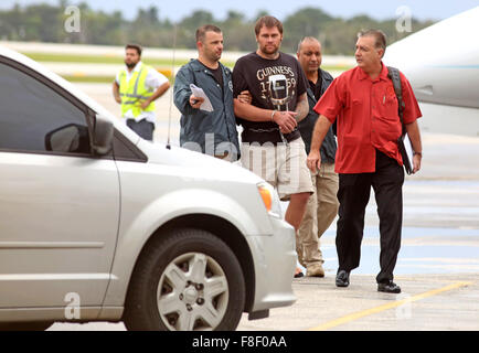 Fort Lauderdale, Florida, USA. 8. Dezember 2015. Shawn Wegmann, wollte für Schusswaffen Gebühren in Iowa, USA Flüchtling wird durch die U.S. Marshals Service am Flughafen Fort Lauderale/Hollywood gebracht, nach der Rückkehr aus Kuba. Bildnachweis: ZUMA Press, Inc./Alamy Live-Nachrichten Stockfoto