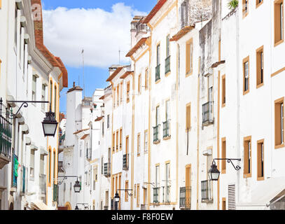 Weißen Fassaden und bunten Fenstern. Alten städtischen Straße in der Stadt Evora. Alentejo, Portugal, Europa. Stockfoto