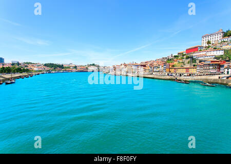 Porto, auch bekannt als Oporto. Ein Stadtbild entlang des Douro Flusses. Portugal, Europa. Stockfoto