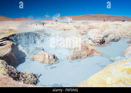 Dampfend heißes Wasserteiche und Schlammlöcher in Geothermie Region der Anden-Hochland von Bolivien. Roadtrip mit dem berühmten Uyuni Salz Stockfoto