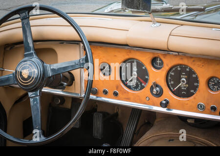 PARMA, Italien - APRIL 2015: Retro-Oldtimer Jaguar Fahrersitz und dashboard Stockfoto