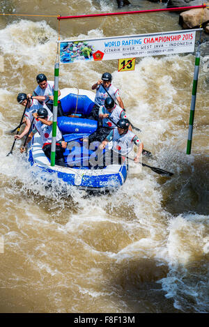 Japan-U23 Herrenmannschaft beim Slalom Rennen Kategorie auf Rafting WM 2015. Stockfoto