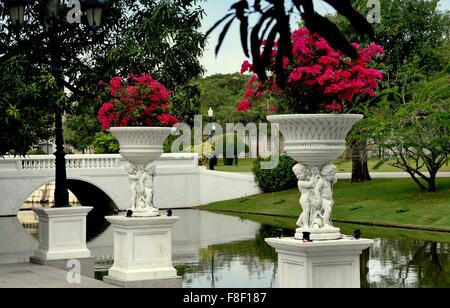 Bang Pa-in, Thailand: Pflanzgefäße mit klassischen Putten und Bougianvillea Blüten im Sommer Royal Palace Gardens Stockfoto