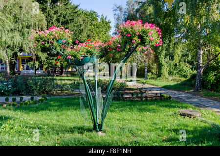 Gestalten Sie mit Blumen in der Stadt Garten von Razgrad, Bulgarien Stockfoto