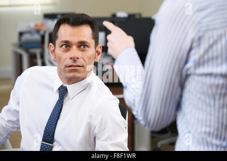 Geschäftsmann wird von weiblichen Kollegen angeschrien Stockfoto