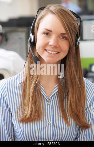 Weibliche Kunden Service Agent im Call-Center Stockfoto