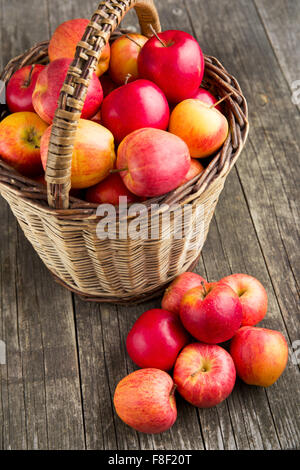 im Herbst Äpfel im Korb auf alten Holztisch Stockfoto