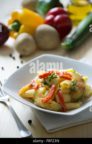 Italienischer Pasta serviert mit Gemüse-dressing Stockfoto