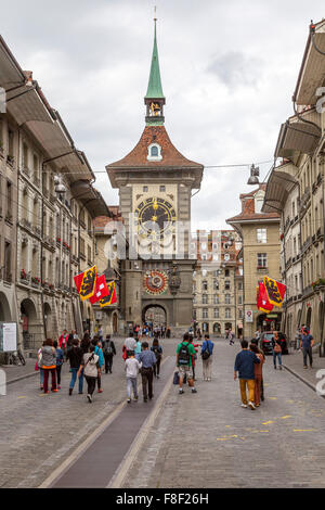 Straßenblick auf die Kramgasse und den Zytglogge Uhrturm in der Altstadt von Bern. Schweiz. Stockfoto