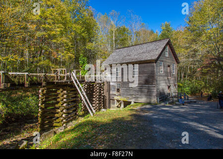 Mingus Mill erbaut 1886 historischen Mahlkorn-Mühle im Oconaluftee Gebiet des Great Smoky Mountains National Park in North Carolina Stockfoto