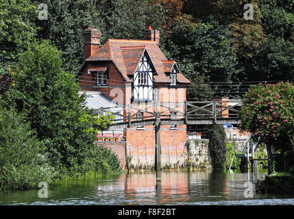 Haus am Ufer der Themse von Henley Sperren in England Stockfoto