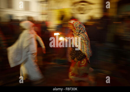 Kathmandu, Nepal. 9. Dezember 2015. Hindu-Frauen halten Öllampen, die Durchführung von traditioneller Ritualen während Bala Chaturdashi Festival im Pashupatinath Tempel in Kathmandu, Nepal, auf Mittwoch, 9. Dezember 2015. Bala Chaturdashi Festival wird im Gedenken an die Toten geliebten beobachtet. Es wird geglaubt, von Bala Chaturdashi Rituale sichern wir einen besseren Platz im Himmel für die toten Verwandten. Foto/Skanda Gautam © Skanda Gautam/ZUMA Draht/Alamy Live-Nachrichten Stockfoto