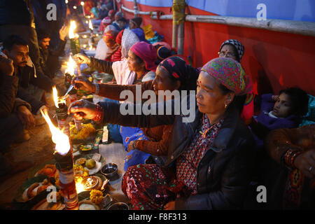 Kathmandu, Nepal. 9. Dezember 2015. Hindu-Frauen leichte Öl-Lampen, die Durchführung von traditioneller Ritualen während Bala Chaturdashi Festival im Pashupatinath Tempel in Kathmandu, Nepal, auf Mittwoch, 9. Dezember 2015. Bala Chaturdashi Festival wird im Gedenken an die Toten geliebten beobachtet. Es wird geglaubt, von Bala Chaturdashi Rituale sichern wir einen besseren Platz im Himmel für die toten Verwandten. Foto/Skanda Gautam © Skanda Gautam/ZUMA Draht/Alamy Live-Nachrichten Stockfoto
