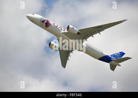 Ein Airbus A350 zeigt seine Agilität auf der Farnborough Air Show 2014 Stockfoto