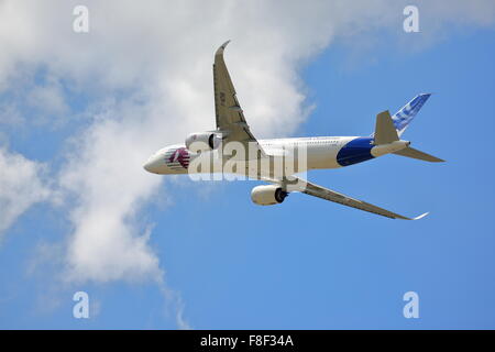 Ein Airbus A350 zeigt seine Agilität auf der Farnborough Air Show 2014 Stockfoto