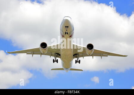 Ein Airbus A350 zeigt seine Agilität auf der Farnborough Air Show 2014 Stockfoto