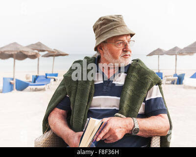 Senior woman entspannend am Strand von tropische Winter. Urlaubsort Stockfoto