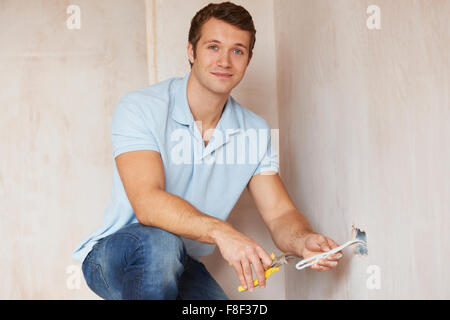 Elektriker installieren Buchse im neuen Haus Stockfoto