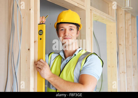 Baumeister, die Arbeit mit Wasserwaage prüfen Stockfoto