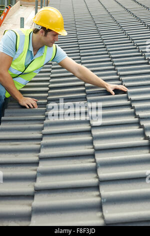 Baumeister, die Arbeiten am Dach des neuen Gebäudes Stockfoto