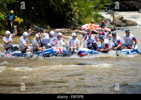 U19 Männer Sprint Kategorie endgültige Kopf-an-Kopf-Rennen zwischen Großbritannien gegen Russland im Rafting-Weltmeisterschaft 2015. Stockfoto