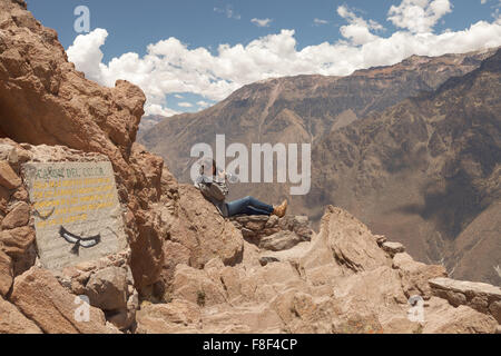 Junge Frau fotografieren Kondore im Colca, Arequipa, Peru. Stockfoto