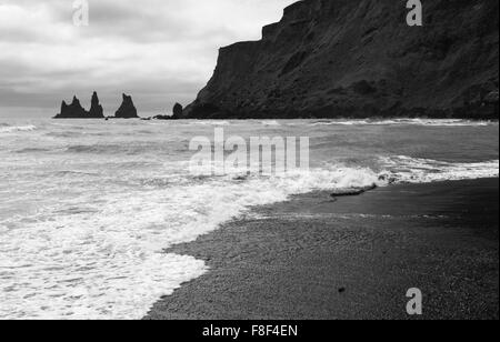 Meer Küste Vulkangestein und schwarzen Strand Sand Island Südbereich Stockfoto