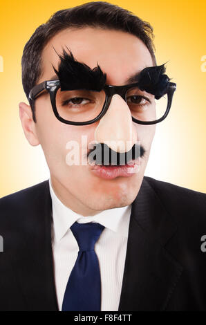 Lustige Geschäftsmann mit Augenbrauen und Schnurrbart Stockfoto