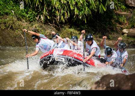 Japan-U23 Herrenmannschaft in Aktion in der Kategorie Sprint Race während Rafting-WM 2015. Stockfoto