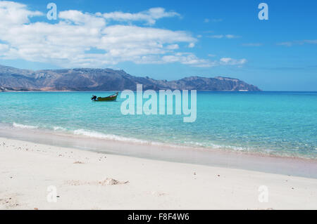 Jemen, Naher Osten: ein Schnellboot in das kristallklare Wasser des Ras Shuab, Shuab Bay Beach, einem der bekanntesten Strände der Insel Sokotra Stockfoto