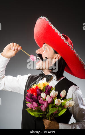 Mexikanische Mann trägt Sombrero isoliert auf weiss Stockfoto