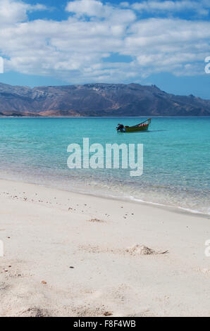 Jemen, Naher Osten: ein Schnellboot in das kristallklare Wasser des Ras Shuab, Shuab Bay Beach, einem der bekanntesten Strände der Insel Sokotra Stockfoto