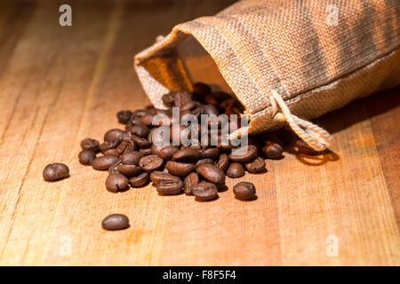 Geröstete Kaffeebohnen im Leinensack. Closeup Stockfoto