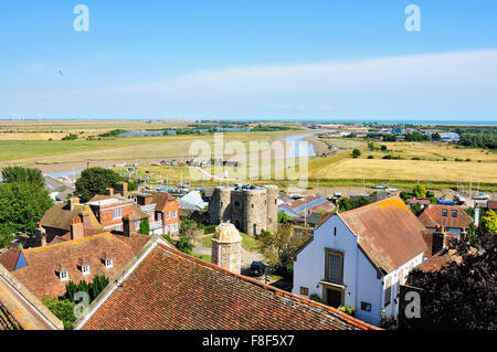 Blick auf Fluss Rother und Sümpfe von der historischen Stadt Rye, East Sussex UK Stockfoto
