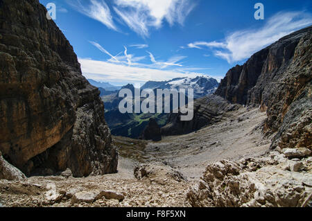 Eine Rinne am Piz Boe mit Blick auf die Marmolada in den Dolomiten, Italien Stockfoto