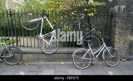 Zyklen parkten außerhalb Emmanuel College in Cambridge, UK. Stockfoto