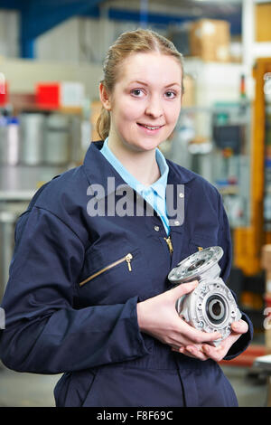 Weiblichen Lehrling Ingenieur Industrie Komponente Stockfoto