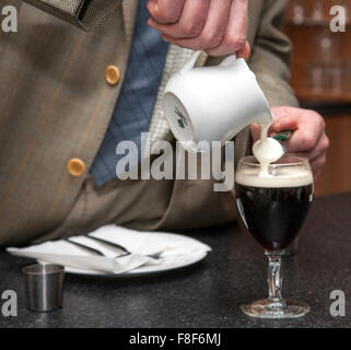Mann mit Irish Coffee, Limerick, Irland Stockfoto
