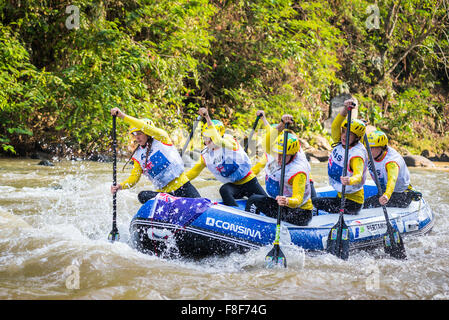 Australische U19 Frauen-Mannschaft während der Rafting-Weltmeisterschaften 2015 in Citarik River, Sukabumi, West Java, Indonesien. Stockfoto