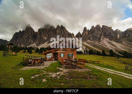 Die schöne Berghütte in Val di Funes, Dolomiten, Tirol, Italien Stockfoto