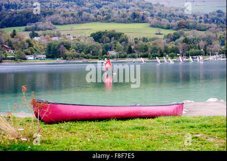 Zwei rote Kanus auf der Grand Lac gehört de Wälder die Wälder Seen, befindet sich in Matheysine, Frankreich Stockfoto