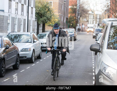 Londoner Bürgermeister und Abgeordneter für Uxbridge und South Ruislip, Boris Johnson, kommt auf seinem Fahrrad, ein Gemeindezentrum zu sprechen Stockfoto