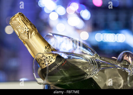 Flasche Castellblanch Cava in einem Eiskübel für einen romantischen Abend in einem spanischen Hotel. Stockfoto