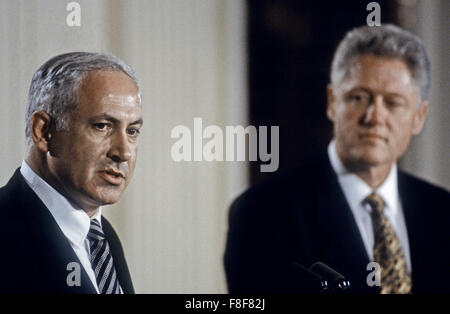 Washington, DC. USA, 9. Juli 1996 israelische Ministerpräsident Benjamin Netanjahu am Pult von Präsident William Clinton während einer formalen gemeinsamen Pressekonferenz im East Room des weißen Hauses verbunden ist.  Benjamin Netanjahu "Bibi" ist der aktuelle Premierminister Israels. Er ist derzeit als Mitglied der Knesset und Vorstandsvorsitzender der Likud-Partei. Netanjahu ist in Tel Aviv säkularer jüdischer Eltern geboren, der erste israelische Premierminister nach der Gründung des Staates Israel geboren. Bildnachweis: Mark Reinstein Stockfoto