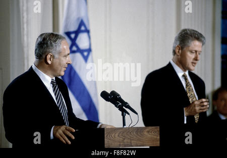 Washington, DC. USA, 9. Juli 1996 israelische Ministerpräsident Benjamin Netanjahu am Pult von Präsident William Clinton während einer formalen gemeinsamen Pressekonferenz im East Room des weißen Hauses verbunden ist.  Benjamin Netanjahu "Bibi" ist der aktuelle Premierminister Israels. Er ist derzeit als Mitglied der Knesset und Vorstandsvorsitzender der Likud-Partei. Netanjahu ist in Tel Aviv säkularer jüdischer Eltern geboren, der erste israelische Premierminister nach der Gründung des Staates Israel geboren. Bildnachweis: Mark Reinstein Stockfoto